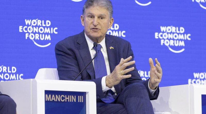 Manchin tìm cách thu hồi quyền miễn trừ của Kho bạc Hoa Kỳ cho phép một số khoáng sản của Trung Quốc được sử dụng trong xe điện